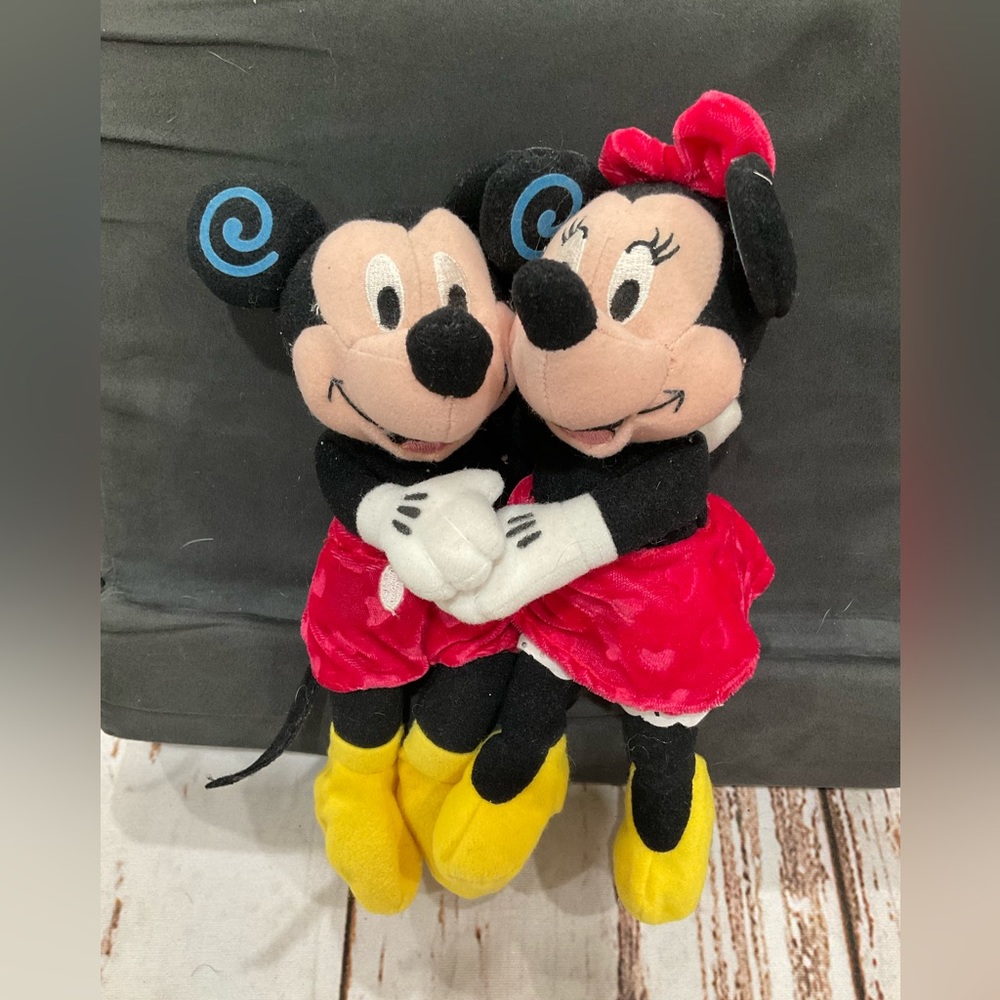 VINTAGE MICKEY AND MINNIE MOUSE VALENTINE PLUSHIES‎